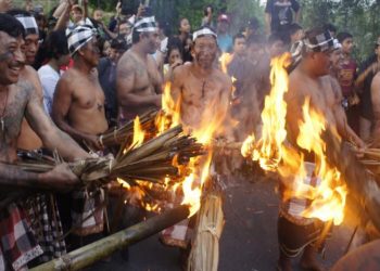 Warga Desa Adat Duda Telanjang Dada Ikuti Tradisi Siat Api