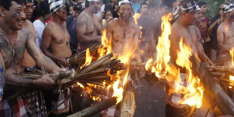 Warga Desa Adat Duda Telanjang Dada Ikuti Tradisi Siat Api