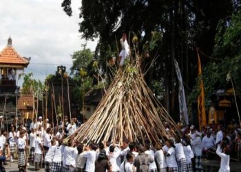 Tradisi Mekotek, Peringatan Kemenangan Perang Kerajaan Mengwi di Blambangan