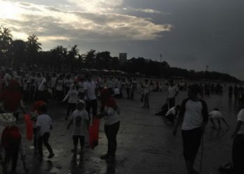 Ribuan Warga Muslim Bersihkan Sampah Sepanjang Pantai Kuta hingga Petitenget