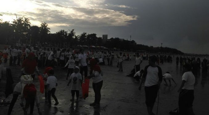 Ribuan Warga Muslim Bersihkan Sampah Sepanjang Pantai Kuta hingga Petitenget