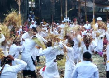 Ritual Siat Sampian di Desa Adat Geriana Kangin
