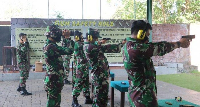 Guna Tingkatkan Kemampuan Di Bidang Menembak, Personel Lanud I Gusti Ngurah Rai Laksanakan Latihan menembak