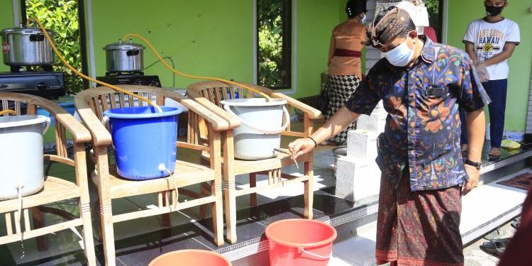 Generasi Muda Desa Akah Produksi 10 liter “Hand Sanitizer” Herbal