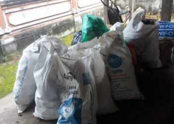 Warga Desa Tangkup Tukar Sampah Menjadi Beras