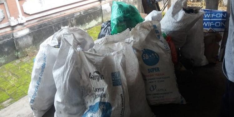 Warga Desa Tangkup Tukar Sampah Menjadi Beras