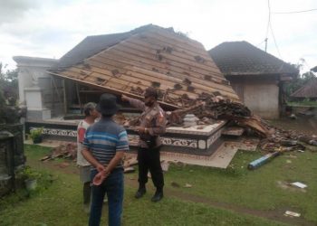 Angin Kencang, Bale Bali Saka Kutus Milik Warga Ambruk