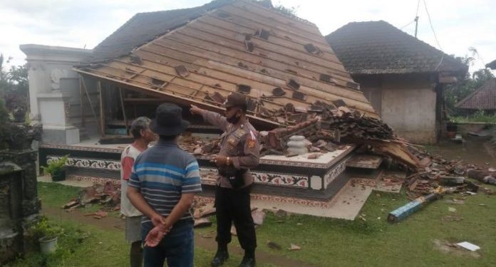 Angin Kencang, Bale Bali Saka Kutus Milik Warga Ambruk