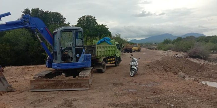 Warga Desa Pejarakan Keluhkan Adanya Pengerukan Pantai Pasir Putih