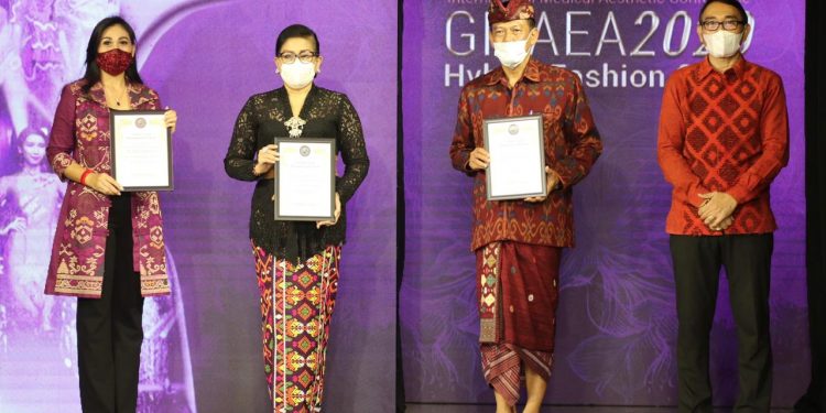 Angkat Potensi Lokal, Putri Koster Hadiri Hybrid Fashion Show GMAEA 2020