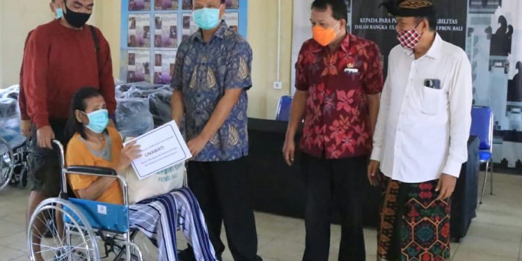 HUT KORPRI ke- 49, Sekda Dewa Indra Serah Kursi Roda & Paket Sembako ke Yayasan Bunga Bali