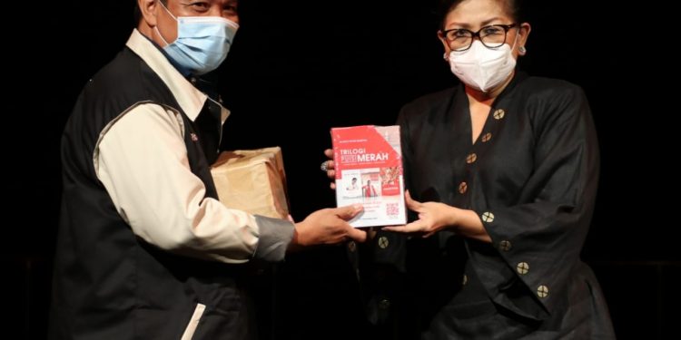 Hadiri Acara Malam Apresiasi Sastra 2020 Teater Angin, Ny. Putri Suastini : Teater Dapat Mengasah Karakter Pada Siswa