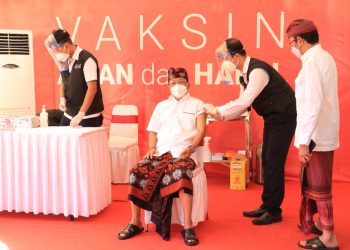 Awali Program Vaksinasi Massal Gratis Bali, Gubernur Koster Divaksin Covid 19