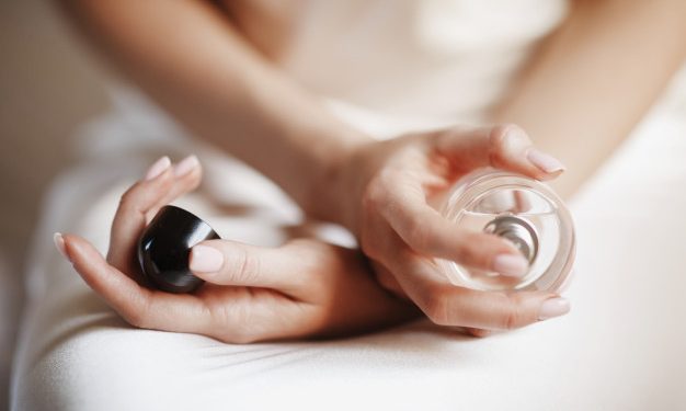 Sering Menyemprotkan Parfum Ke Area Miss V, Bolehkah ?