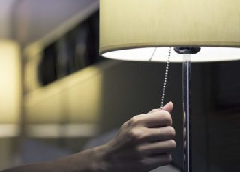 Terdengar Sepele, Berikut Ini Bahaya Tidur Dengan Lampu Menyala