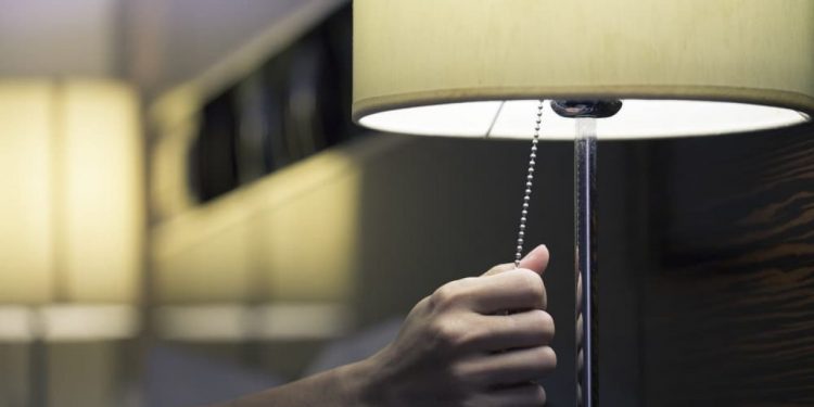 Terdengar Sepele, Berikut Ini Bahaya Tidur Dengan Lampu Menyala