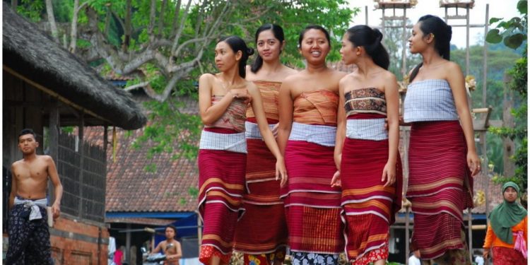 Kalian Masih Suka Nyinyir ? Ingat! Nyinyir tanda Tak Mampu