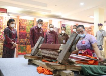 MENHUMHAM RI Belanja Kain Endek Bermotif Aksara Bali Di Pameran IKM Bali Bangkit