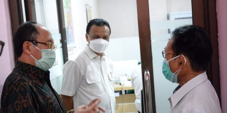 Sekda Bali, Dewa Indra Pantau Vaksinasi Covid 19 di Klinik Pratama Warmadewa
