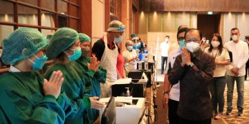 Genjot Pembukaan Gerbang Pariwisata, Gubernur Koster Dampingi Menparekraf Tinjau Vaksinasi Pekerja