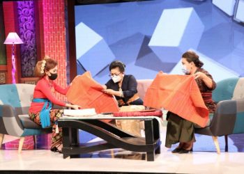 NY PUTRI KOSTER : PEMAKAIAN BUSANA ADAT BALI SEBAGAI UPAYA LESTARIKAN BUDAYA BALI