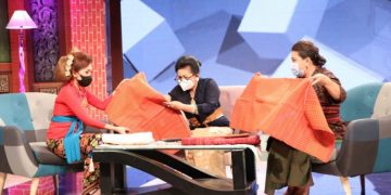 NY PUTRI KOSTER : PEMAKAIAN BUSANA ADAT BALI SEBAGAI UPAYA LESTARIKAN BUDAYA BALI