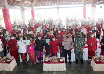 Gubernur Bali Serahkan 720 Sertifikat Kepada Warga Desa Sumberklampok Grokgak