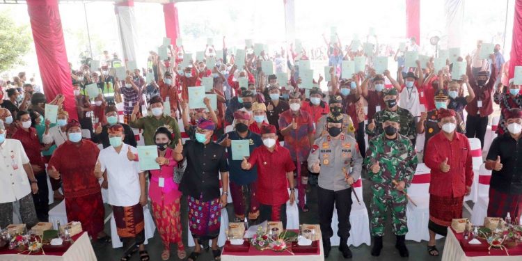 Gubernur Bali Serahkan 720 Sertifikat Kepada Warga Desa Sumberklampok Grokgak