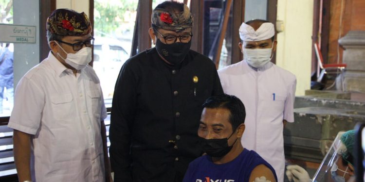 Hadiri Vaksinasi Pegawai Logistik, Wagub Cok Ace: Sudah Vaksin Covid-19, Jangan Abai Prokes