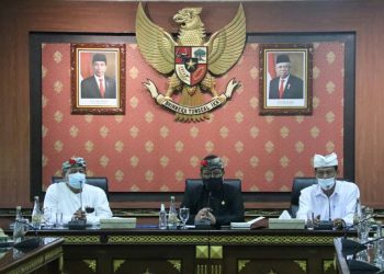 Piodalan Pura Mandara Giri Semeru Ditengah Masa Pandemi, Wagub Cok Ace Ingatkan Disiplin PROKES bagi Pemedek Saat Ngayah Nganyarin