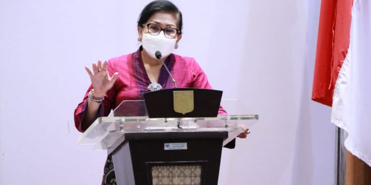 Ny Putri Koster Minta Bupati Kembangkan Potensi Bunga Kasna