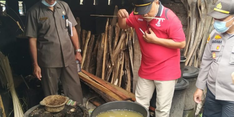 Edukasi Petani Arak dan Pengepul, Tim Terpadu Turun ke Sidemen Kerangasem