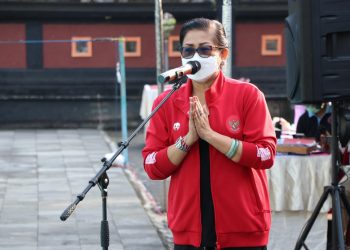 Ny Putri Koster Motivasi Atlet Renang Bali Untuk Kibarkan Bendera Bali di PON XX  Papua