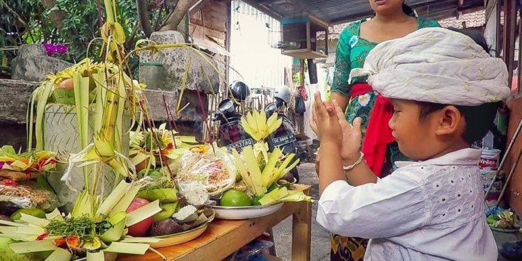 Manfaat,Tujuan & Banten Dari Otonan Bagi Umat Hindu