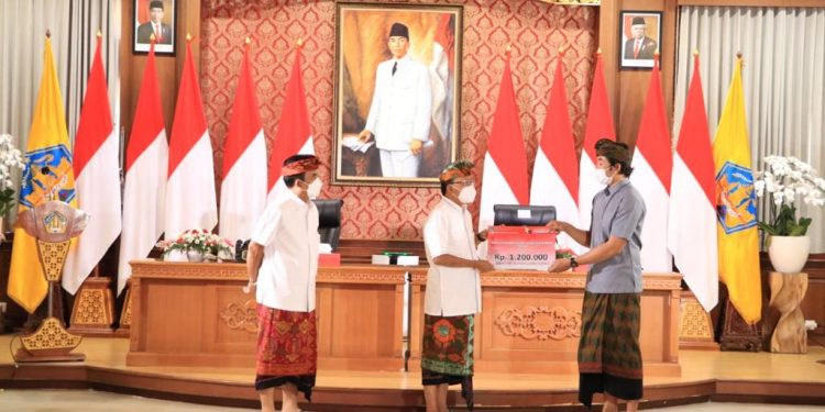 Gubernur Koster Serahkan Bantuan Produktif kepada Pelaku Usaha Mikro di Bali