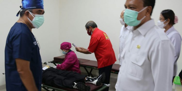 Sekda Bali Dewa Indra Apresiasi Donor Plasma Konvalesen Yang Digalang Oleh Fakultas Kedokteran UNUD