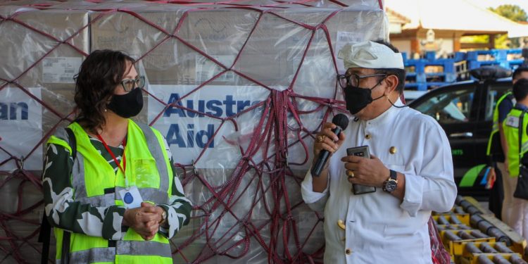 Wagub Cok Ace Terima Hibah Medis Untuk Penanganan Covid-19 dari Pemerintah Australia