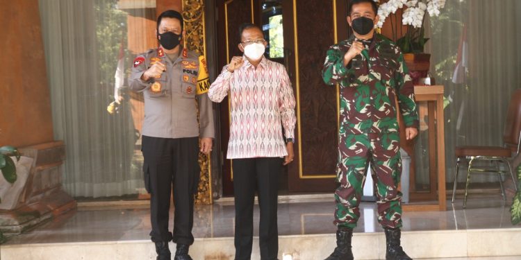 Percepat Turunkan Kasus Covid 19 , Gubenur Koster Geral Rapat bersama Pangdam & kalpoda Bali