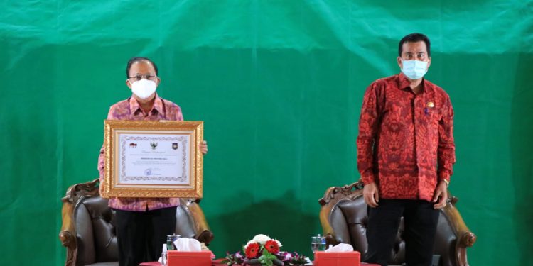 Selesaikan Tindak Lanjut Hasil Pengawasan Tepat Waktu, Pemprov Bali Terima Penghargaan dari Inspektorat Jenderal Kemendagri
