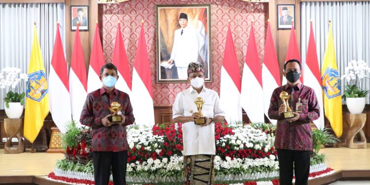 Gubernur Koster Terima Penghargaan Top Pembina BUMD 2021