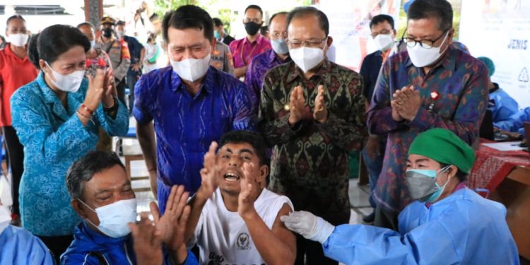 Gubernur Koster Tinjau Vaksinasi Penyandang Disabilitas & ODGJ, Sekaligus Serahkan Paket Sembako