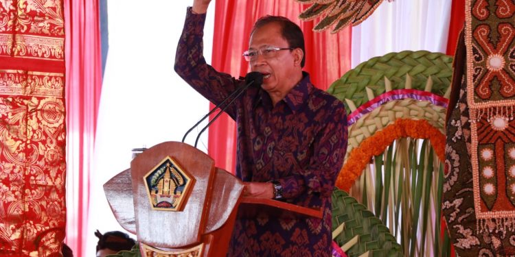 Gubernur Koster Serahkan Sertifikat Hak Milik Tanah garap Kepada Warga Desa Sumberklampok