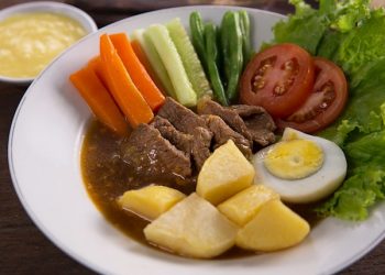 Selat Solo , Bistik Ala Lokal Rebusan Kentang & Bumbu Kaldu Kental
