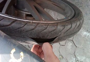 Kalian Wajib Tau! Berikut Penyebab Ban Motor Pecah
