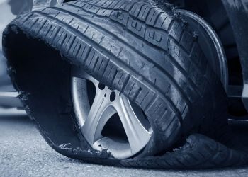 Berikut Beberapa Tips Atasi Ban Mobil Pecah Saat Musim Hujan