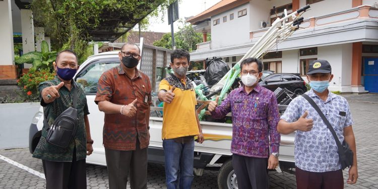 Dukung Peningkatan Hasil Pertanian, Pemprov Bali Serahkan Bantuan Alat dan Mesin Pra Panen