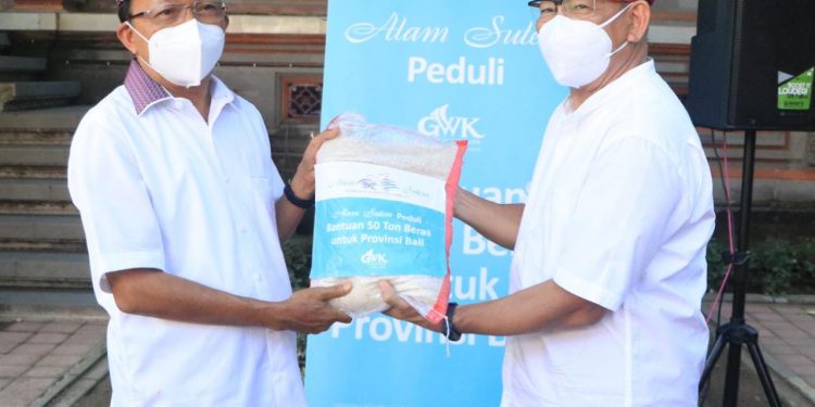 Gubernur Bali Terima Bantuan 50 Ton Beras Dari GWK