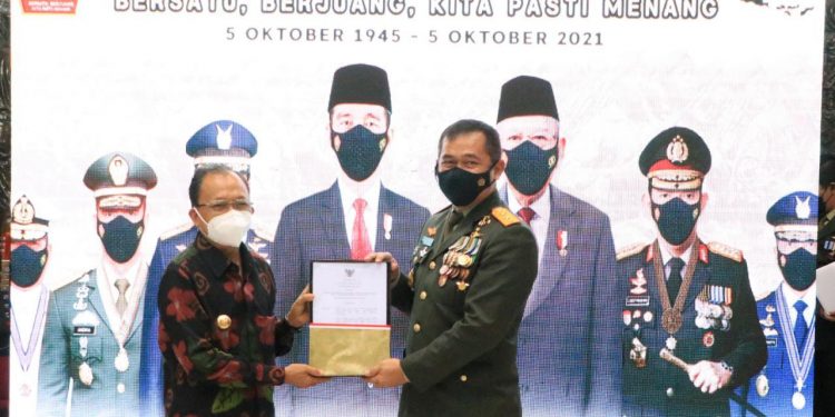 Gubernur Koster Serahkan Sertifikat Tanah Hibah untuk Perumahan Prajurit TNI AD