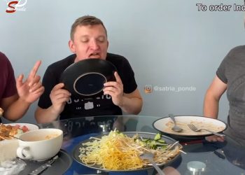 Makan Gado-gado Pertama Kali, Bule Inggris Ini Sampai Jilati Piring