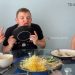Makan Gado-gado Pertama Kali, Bule Inggris Ini Sampai Jilati Piring